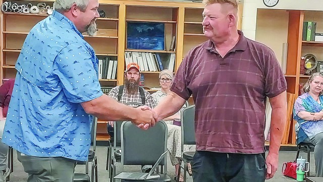 Basin Mayor CJ Duncan shakes the hand of newly sworn in councilman Stuart DesRosier. Barbara Anne Greene